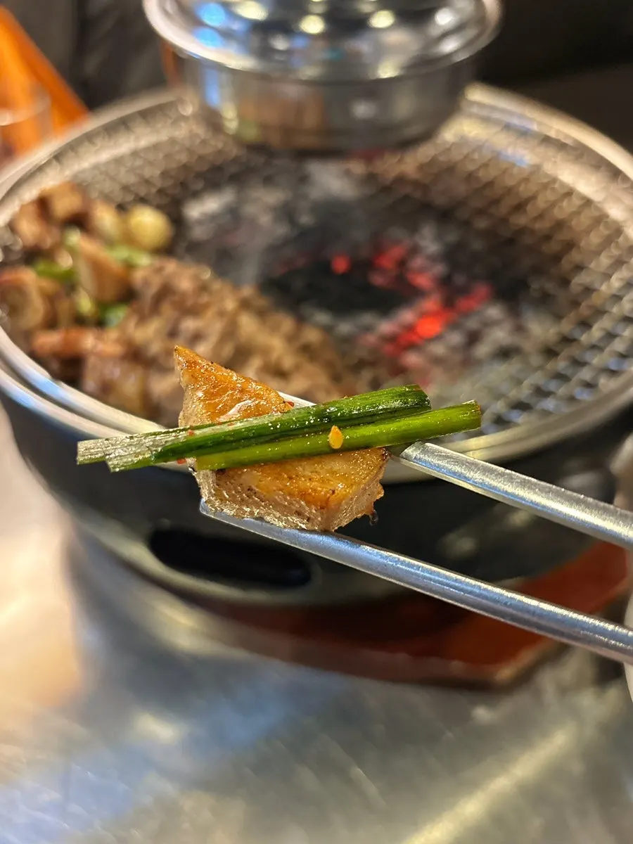고기에 부추무침과 고추채를 곁들인 한 입