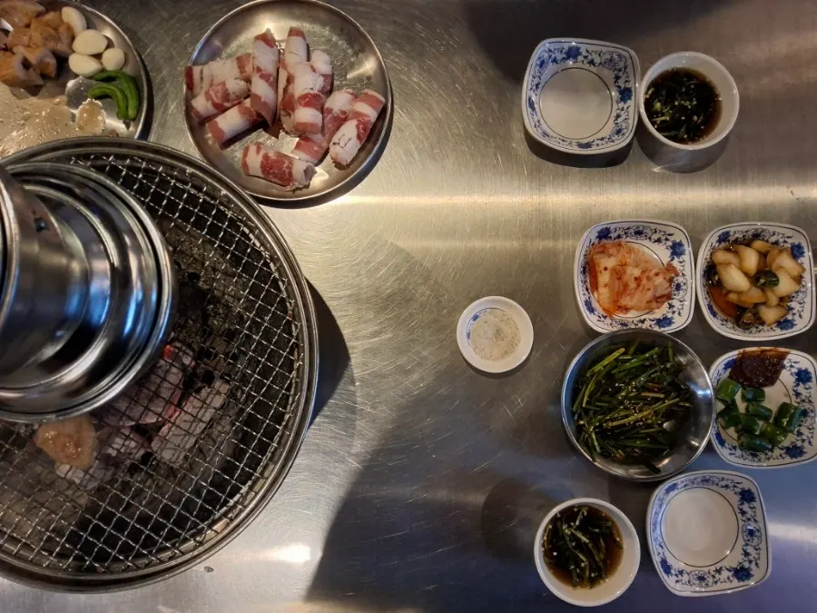 마늘과 고추가 곁들여진 모듬구이 2인분 접시