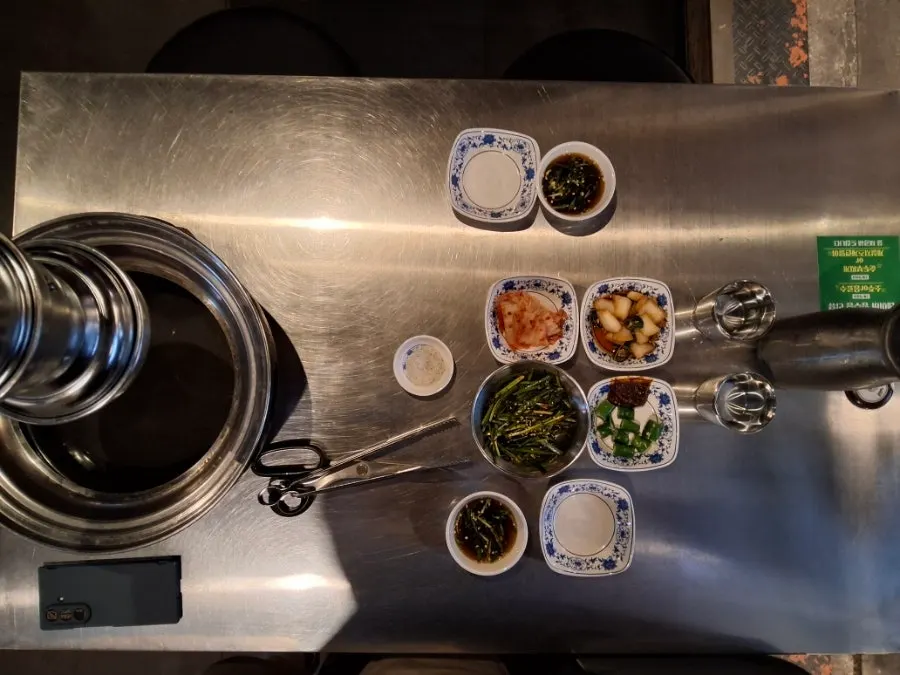 위에서 내려다본 화로와 반찬, 개인 소스 테이블