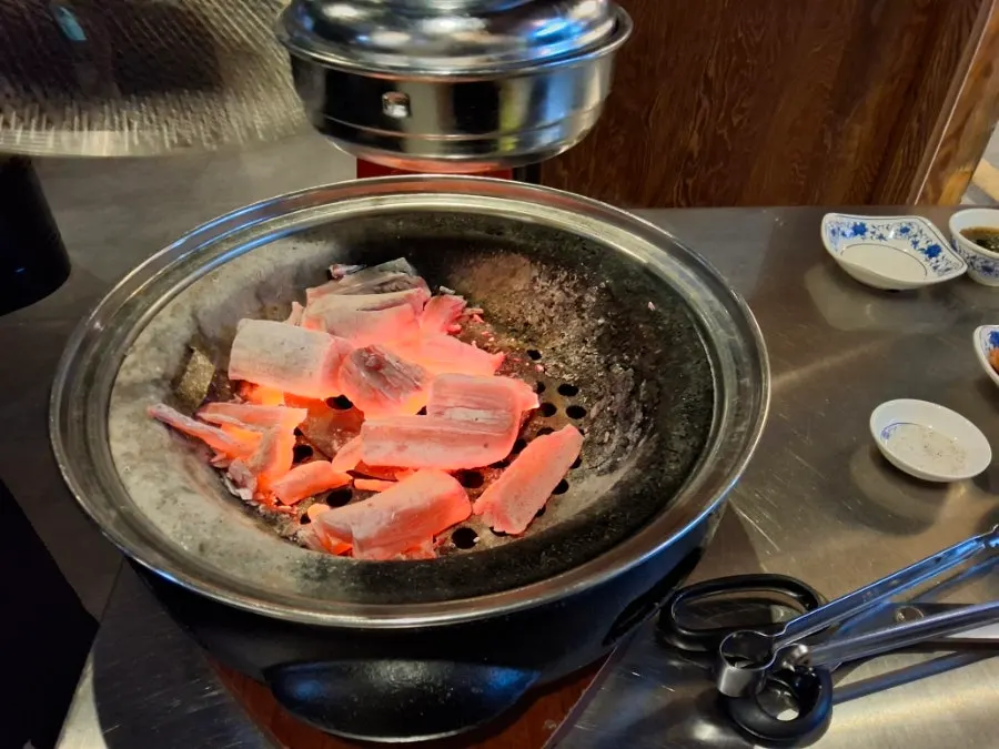 화로 안에서 붉게 달아오른 숯