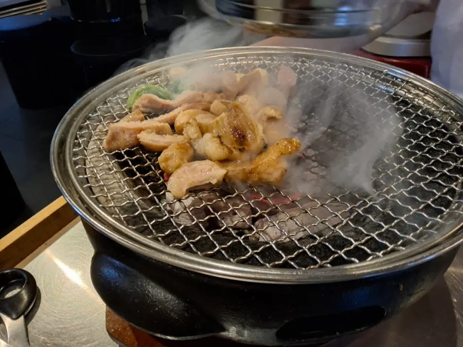 석쇠 위에서 연기 내며 익어가는 모듬구이