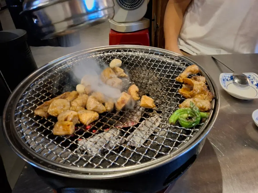 마늘과 고추를 곁들여 노릇하게 구운 양대창 모듬구이