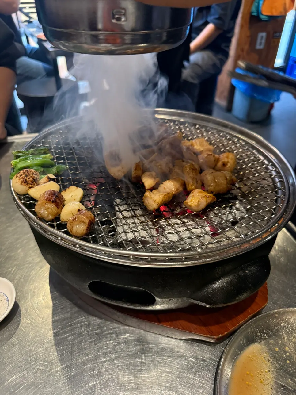 Table setting with grilled yang-daechang at Baekho Yangdaechang