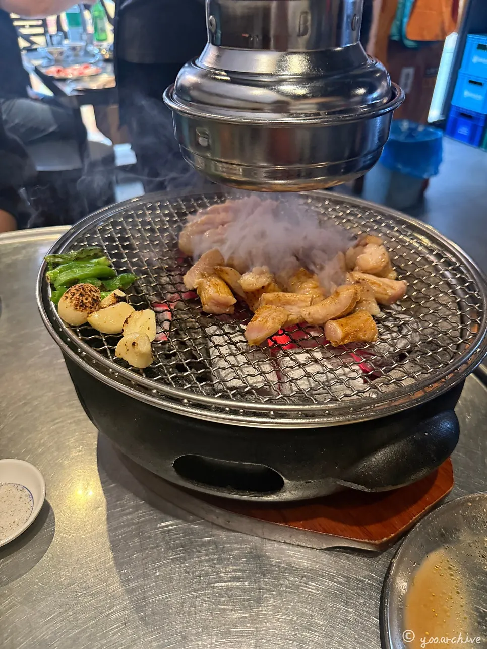 Staff member grilling the yang-daechang