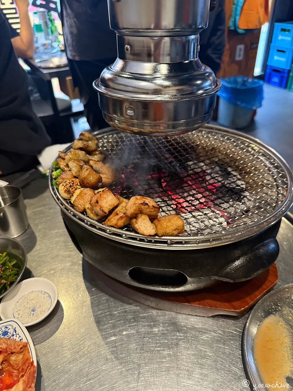 Yang and daechang cooking on the grill