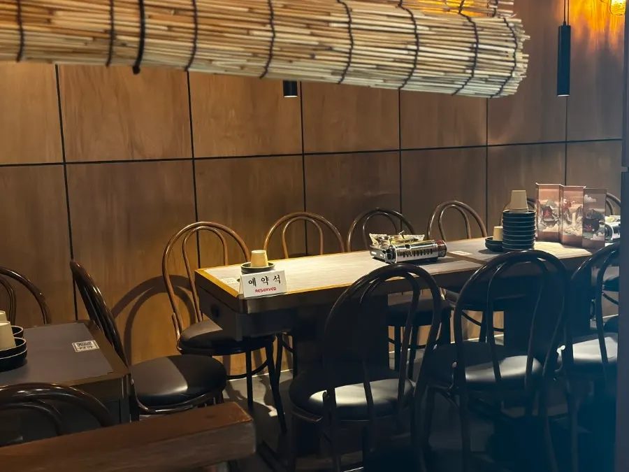 Reservable seating for group gatherings at Ari Gyegok Isu Station Branch