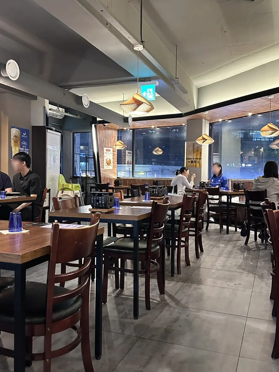 Interior atmosphere of Hurato Sikdang Isu Branch