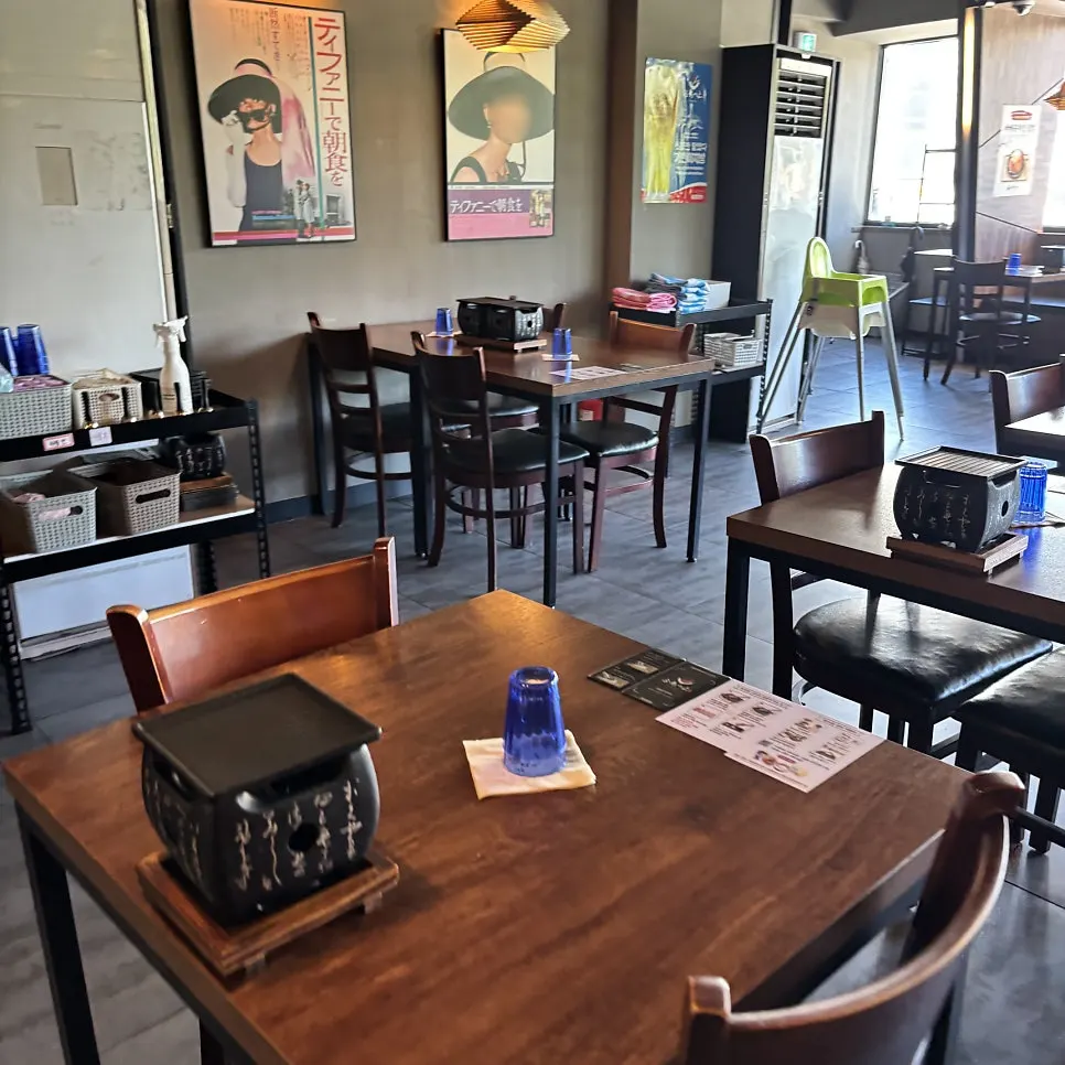 Cozy interior of Hurato Sikdang Isu Branch