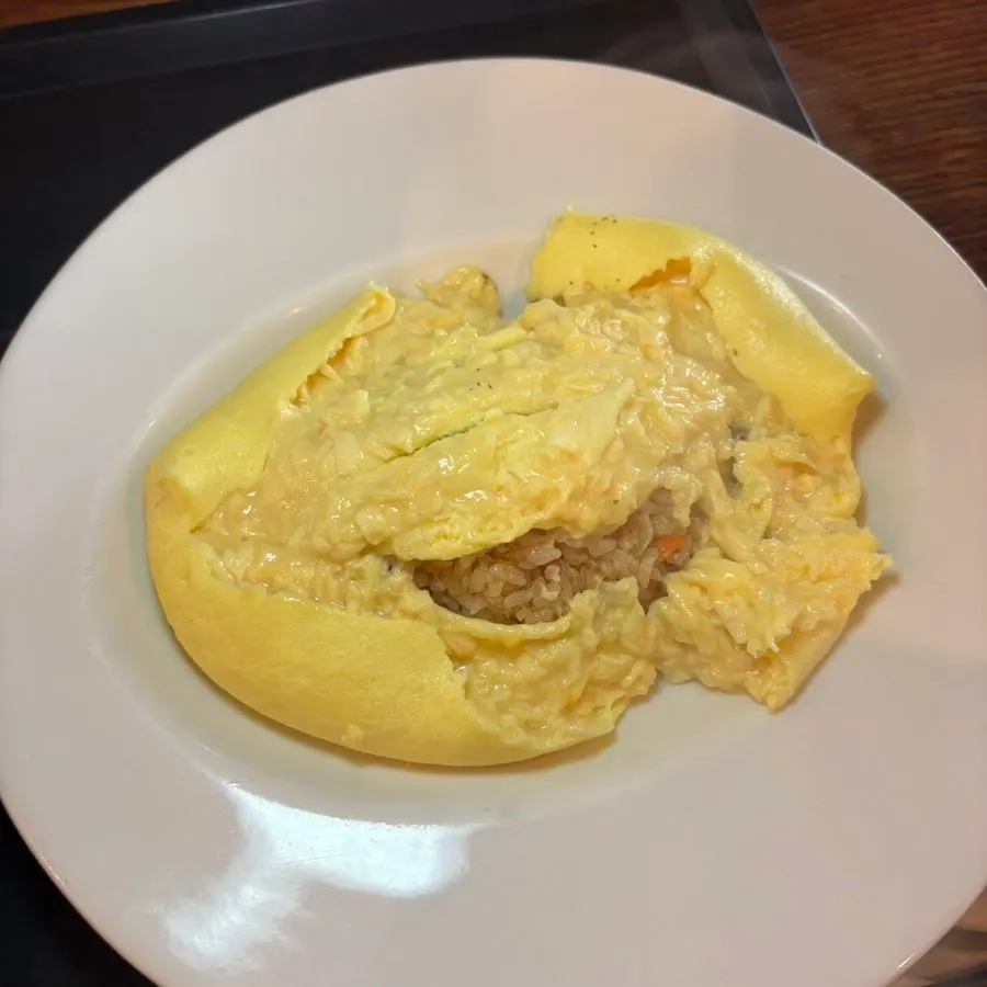A plate of Japanese-style soft-boiled omurice