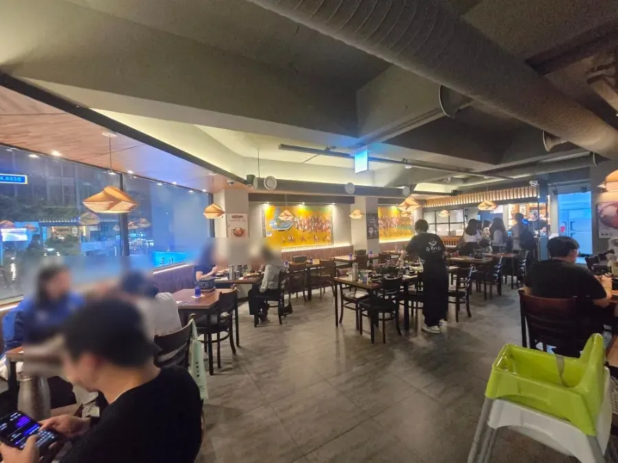 우드톤 인테리어의 후라토식당 내부