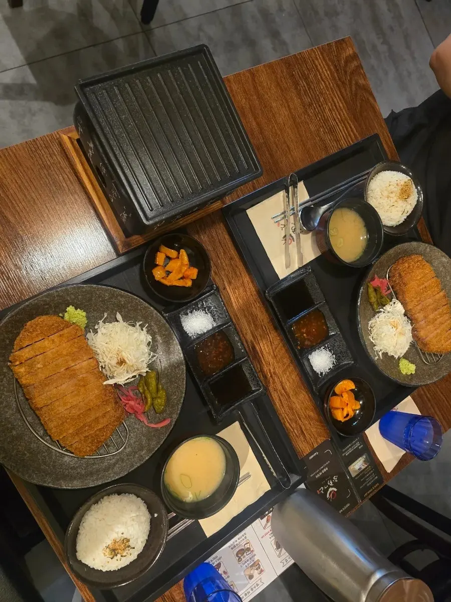상에 차려진 규카츠 2인분 상차림