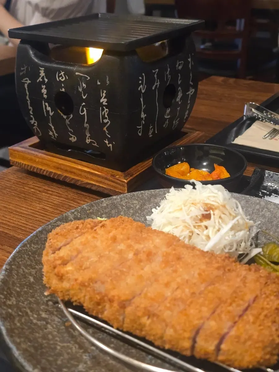 미니 화로에 올린 규카츠 한 점
