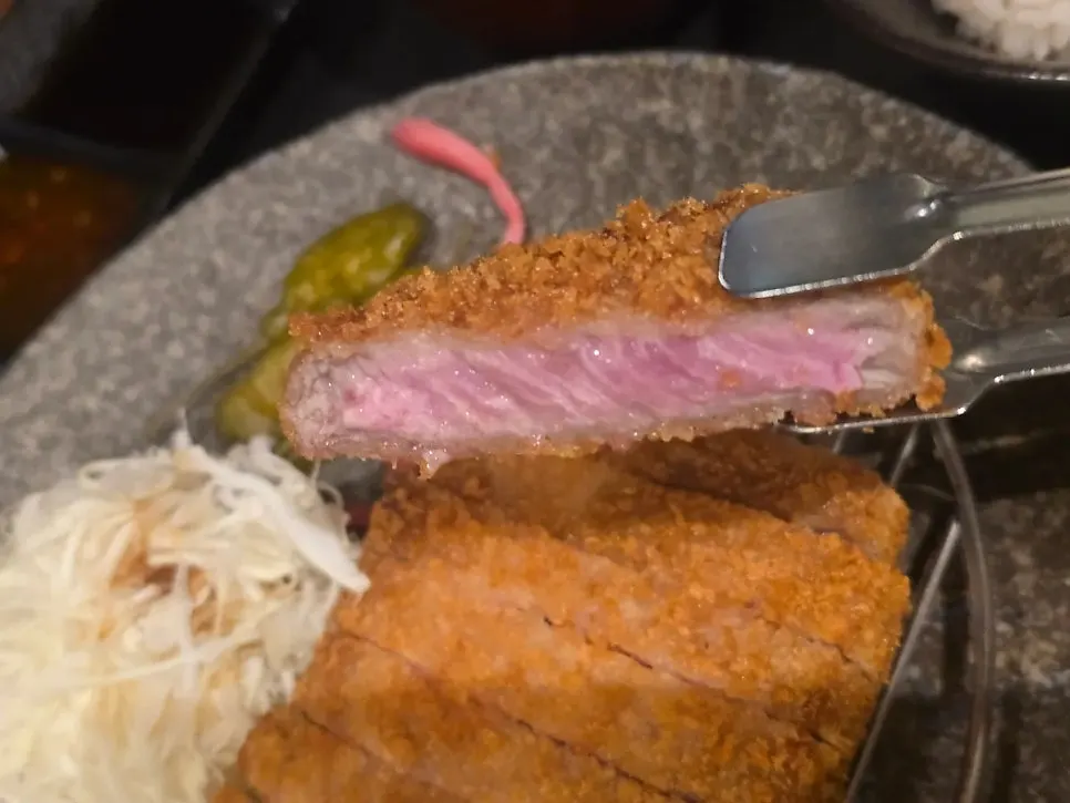 앞뒤로 구운 채끝살 규카츠