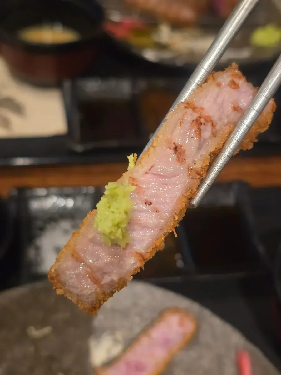 규카츠 조합을 바꿔 먹는 모습