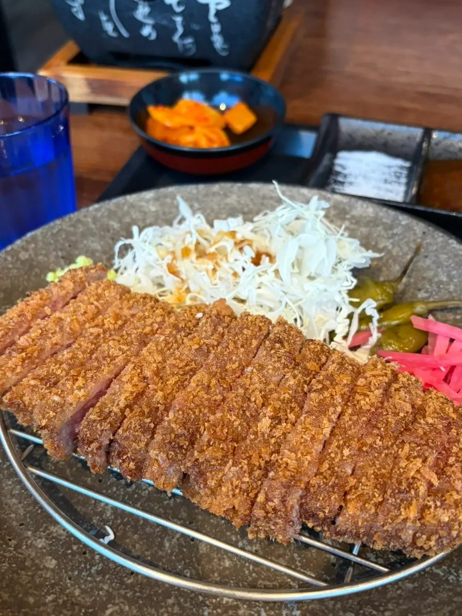 테이블에 세팅된 규카츠 정식 구성