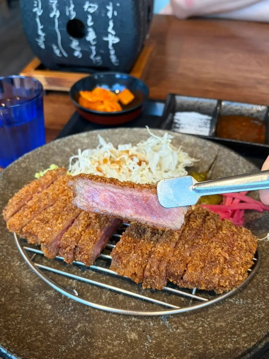 레어로 나온 규카츠 접시