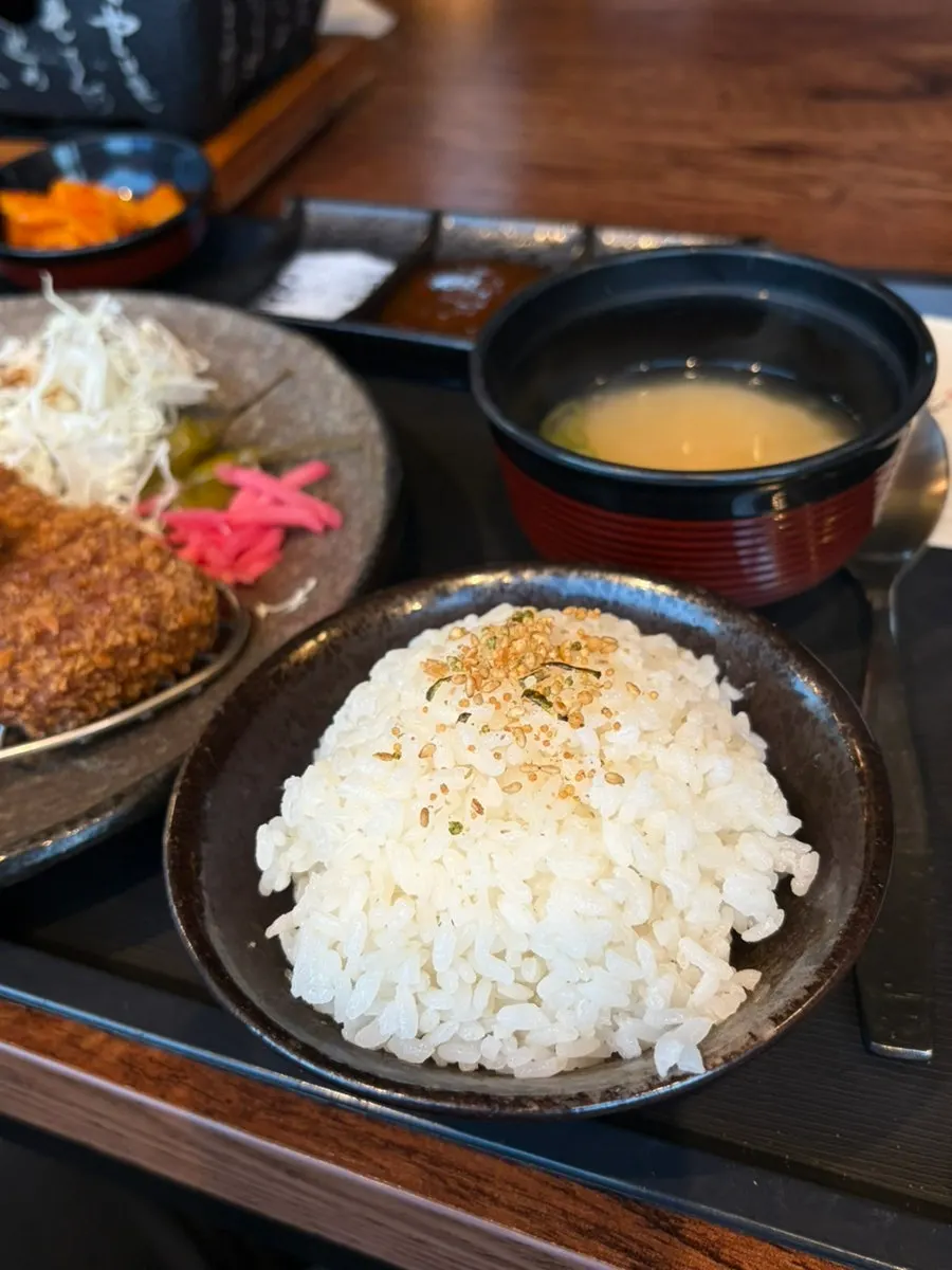 화로에 규카츠 한 점을 올려 굽는 모습