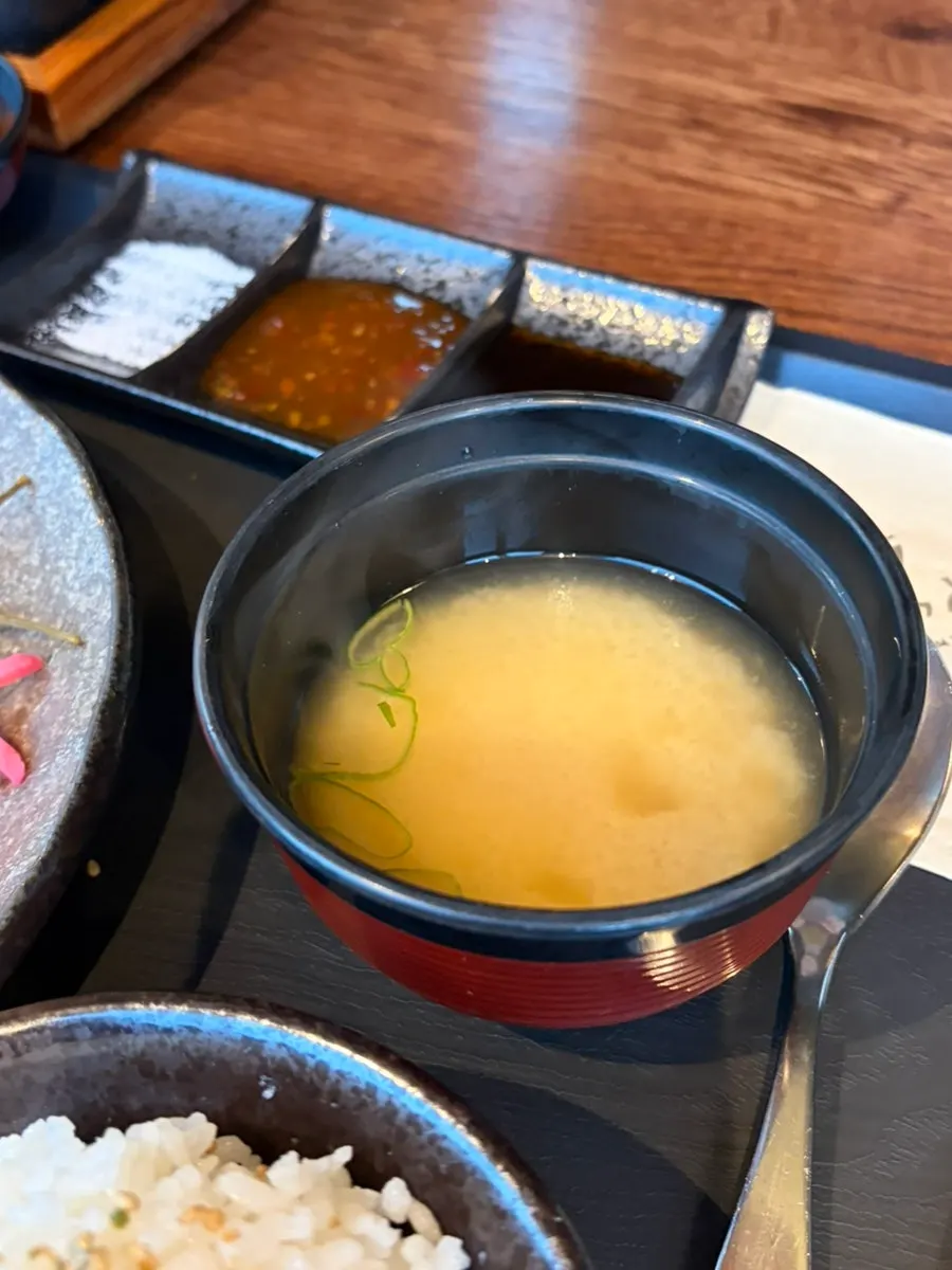겉면이 바삭하게 구워진 규카츠
