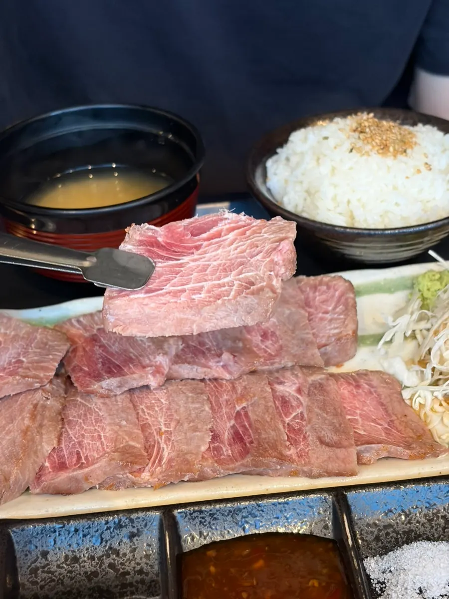 스테키 정식에 곁들여진 밥과 반찬