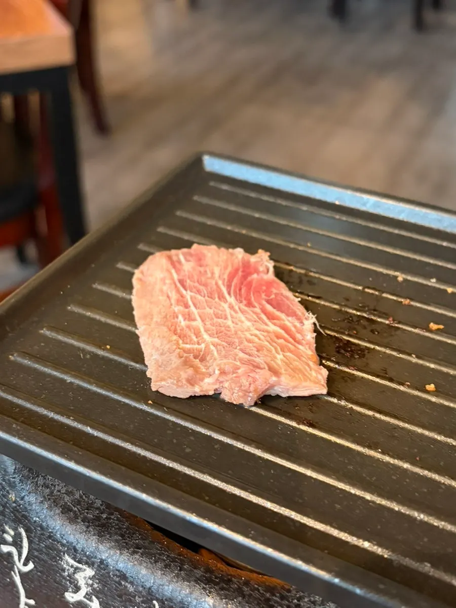 스테이크 소스에 찍은 소고기 한 점