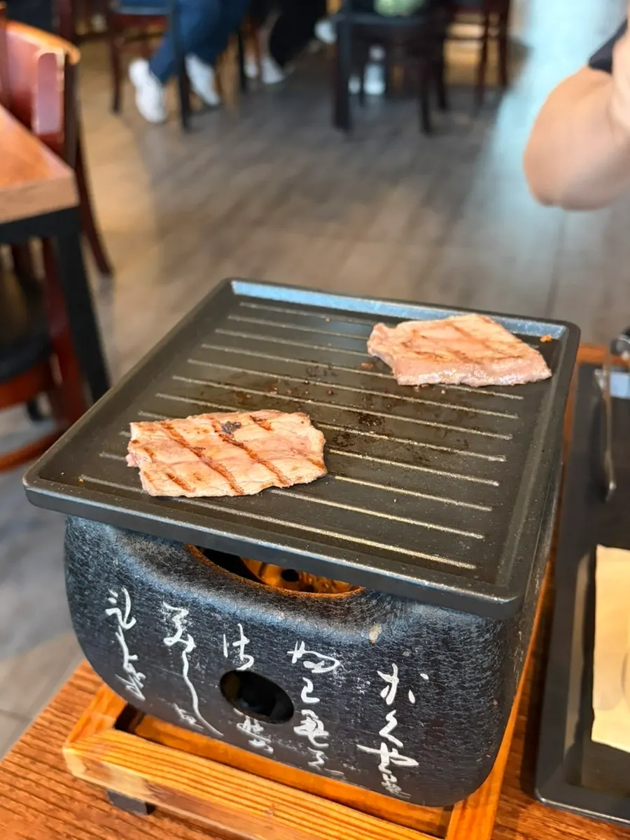 화로에 올린 스테키 정식 고기