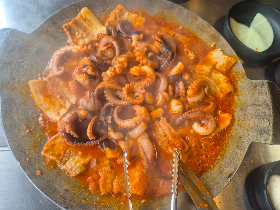 골목 안쪽 동네 단골집 느낌의 가게 입구
