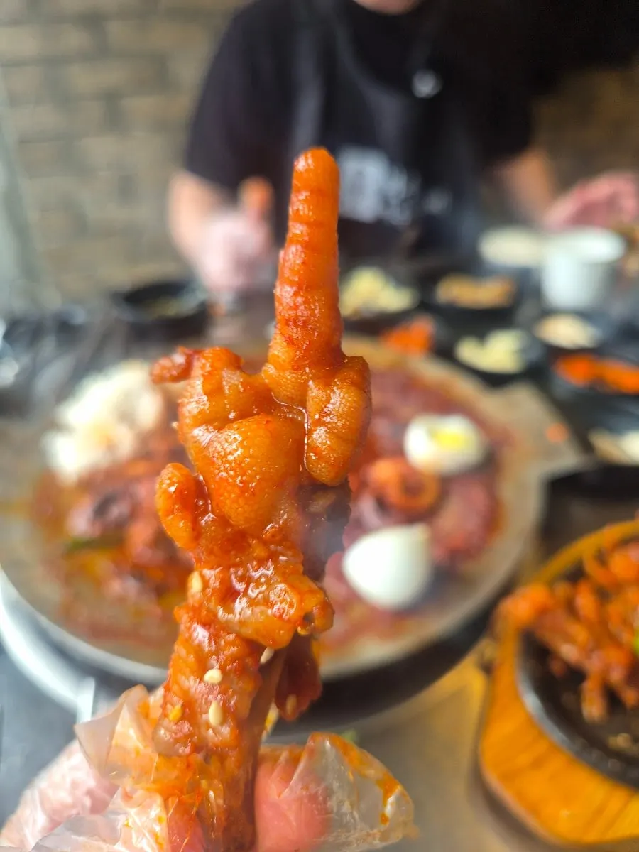 불향 배인 양념 닭발 한 접시