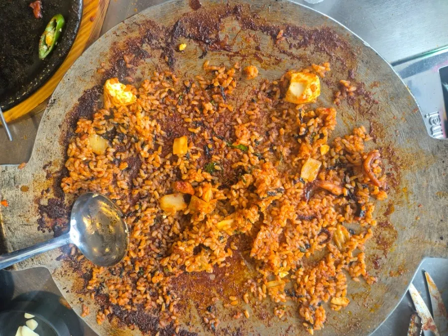 다 비운 철판과 점심 상차림