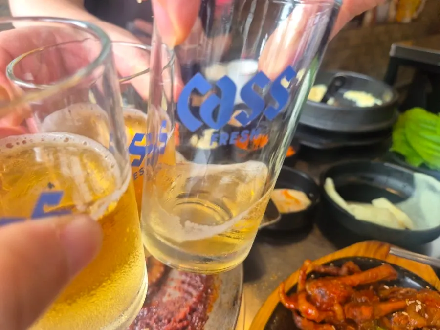 쭈꾸미와 사이드 메뉴가 놓인 테이블 전경