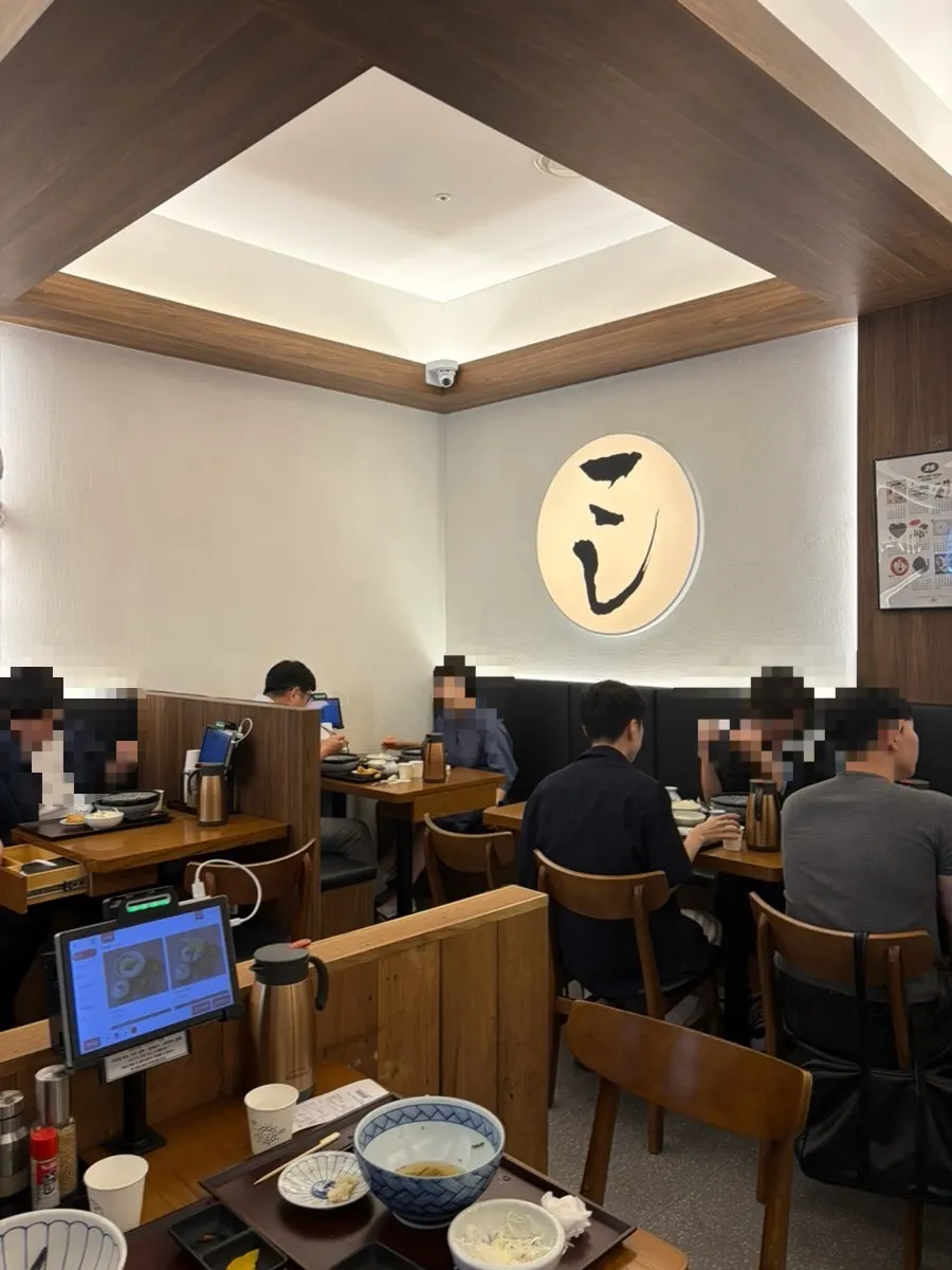 一人ご飯に良さそうなKosi イス店のテーブル