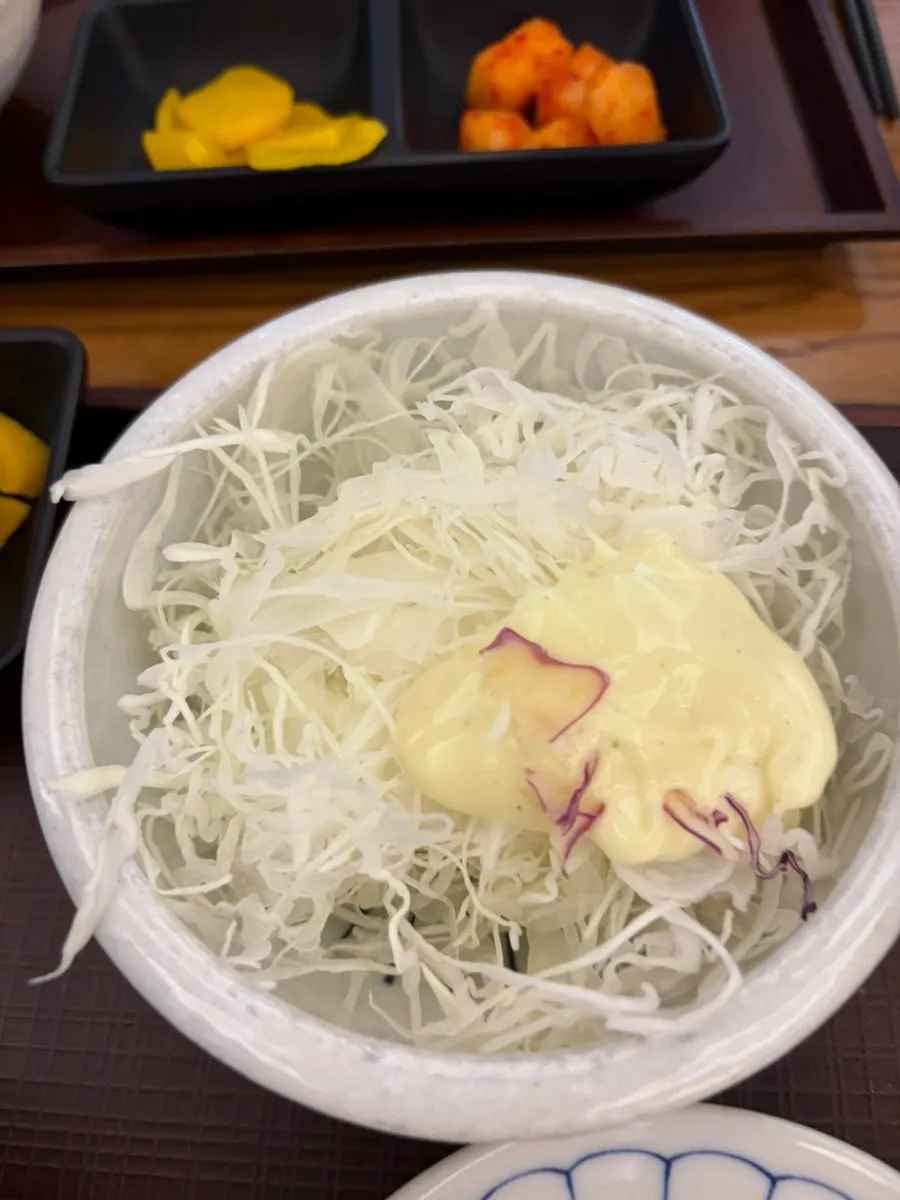 オムクうどんのスープと麺