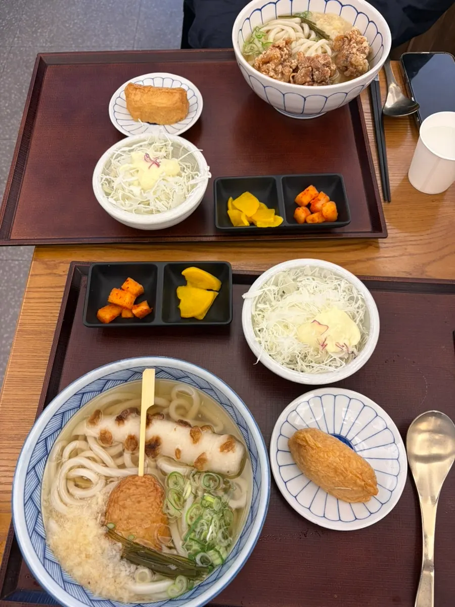 Kosi イス店のうどんの盛り付け