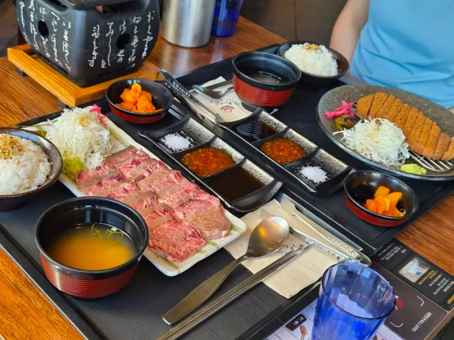 동시에 서빙된 규카츠 정식과 스테키 정식 한 상