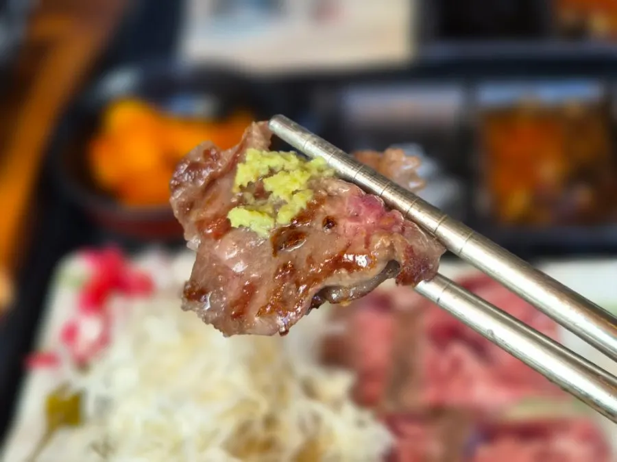 밥 위에 올린 구운 고기 한 점