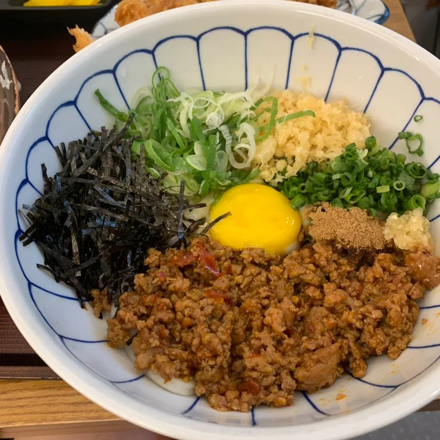 Close-up of the plated mazesoba udon