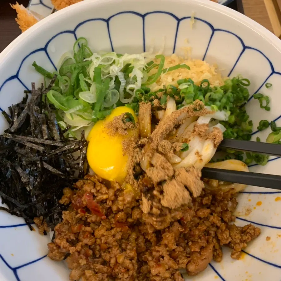 Starting to mix the mazesoba udon