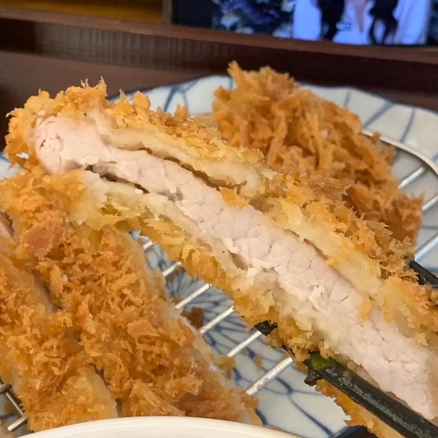 Cross-section of the thickly sliced tonkatsu