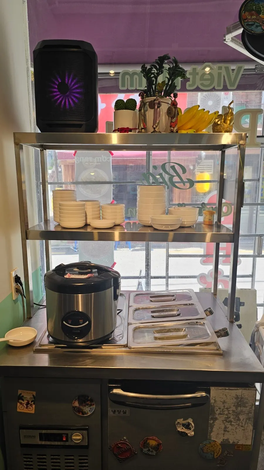 Vertical shot of the interior at Bangbaedong Ssalguksu Isu Branch