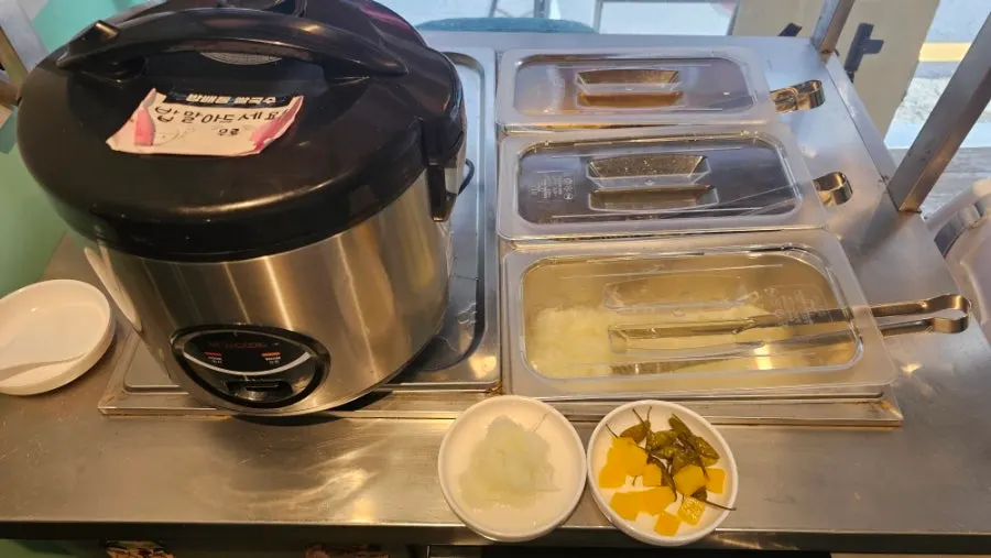 Table seating at Bangbaedong Ssalguksu Isu Branch