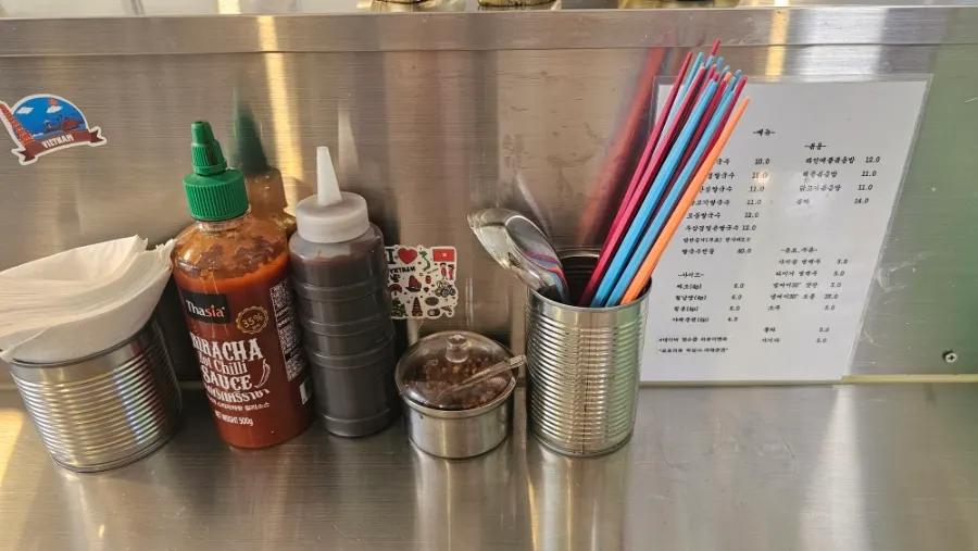 Open kitchen at Bangbaedong Ssalguksu Isu Branch