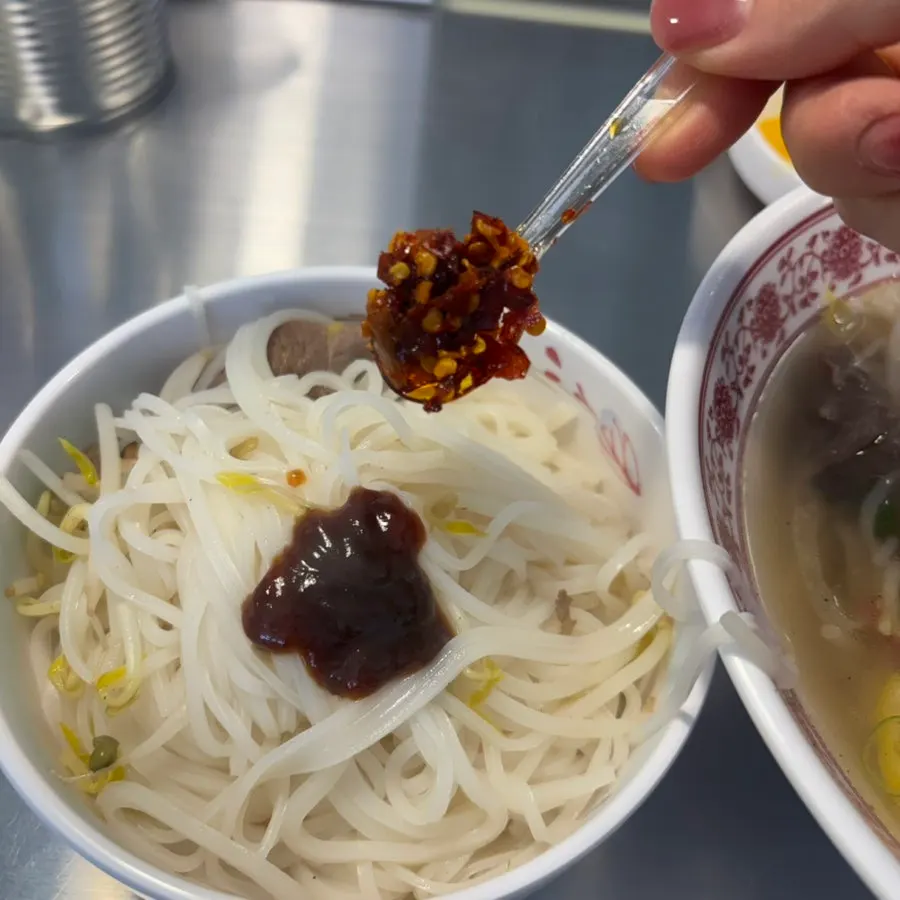 진한 육수가 담긴 쌀국수 클로즈업