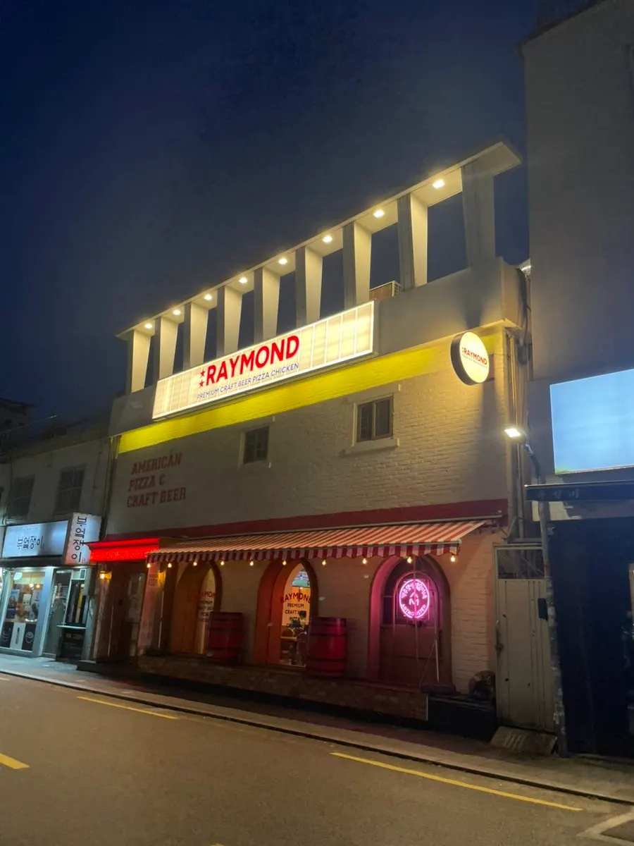 Visiting Raymond Isu Branch, a pizza and beer spot near Isu Station