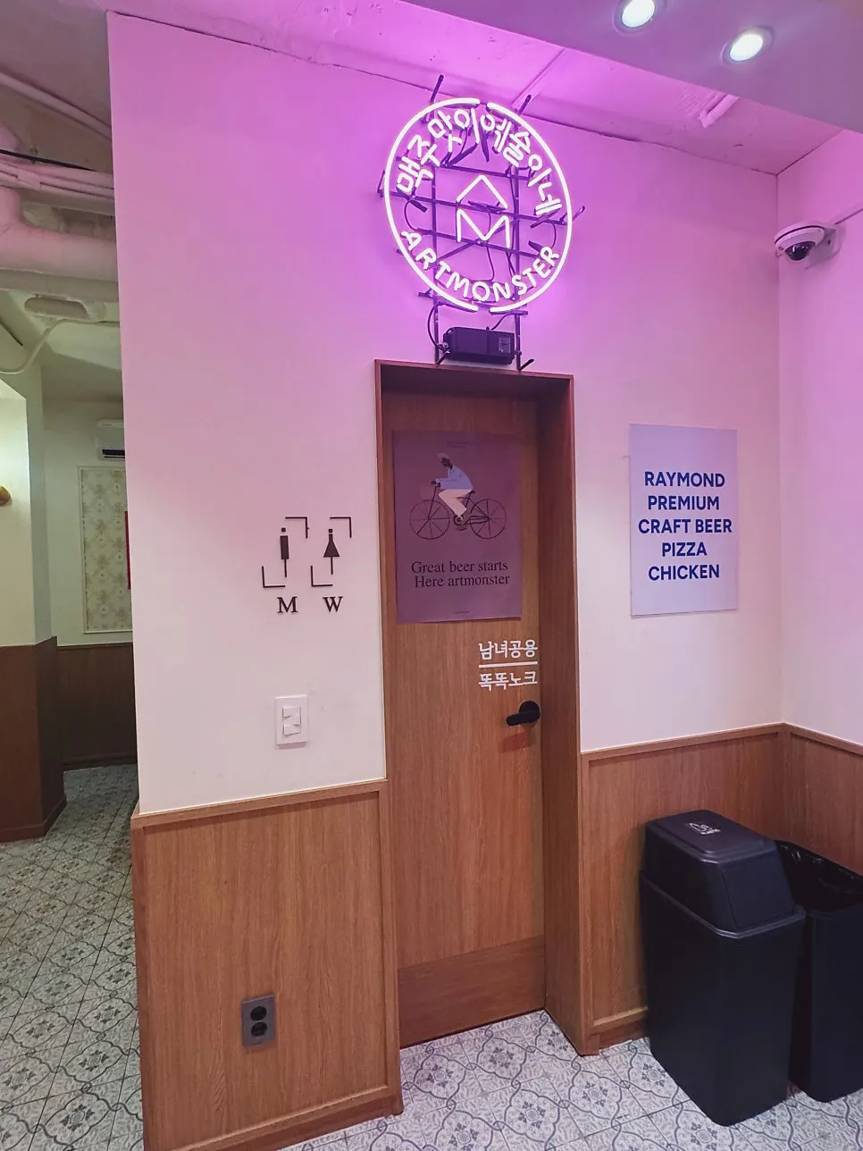 Spacious inner seating and group table area