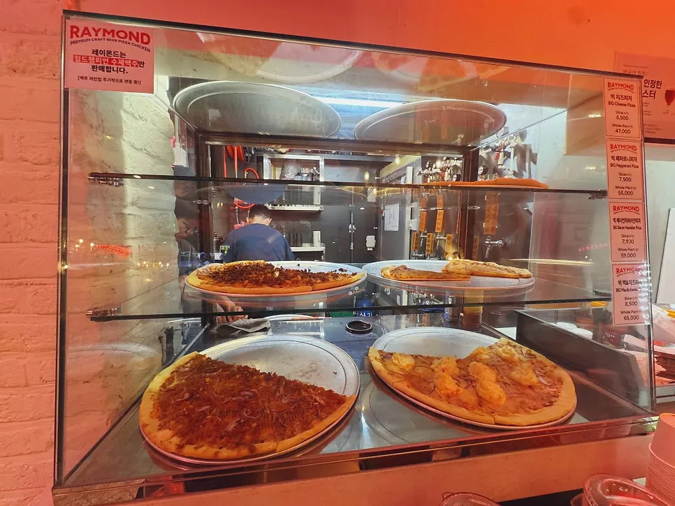 Sign noting the limited daily pizza sales