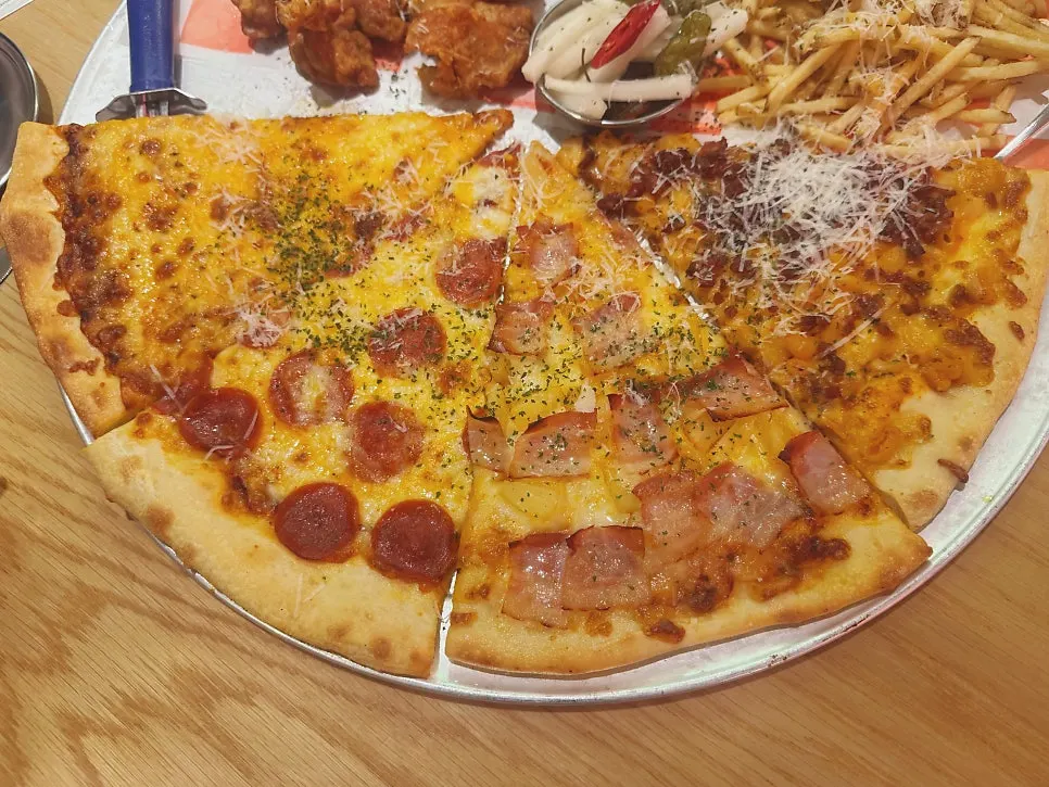 Mond Set with 4 pizza slices and side dishes