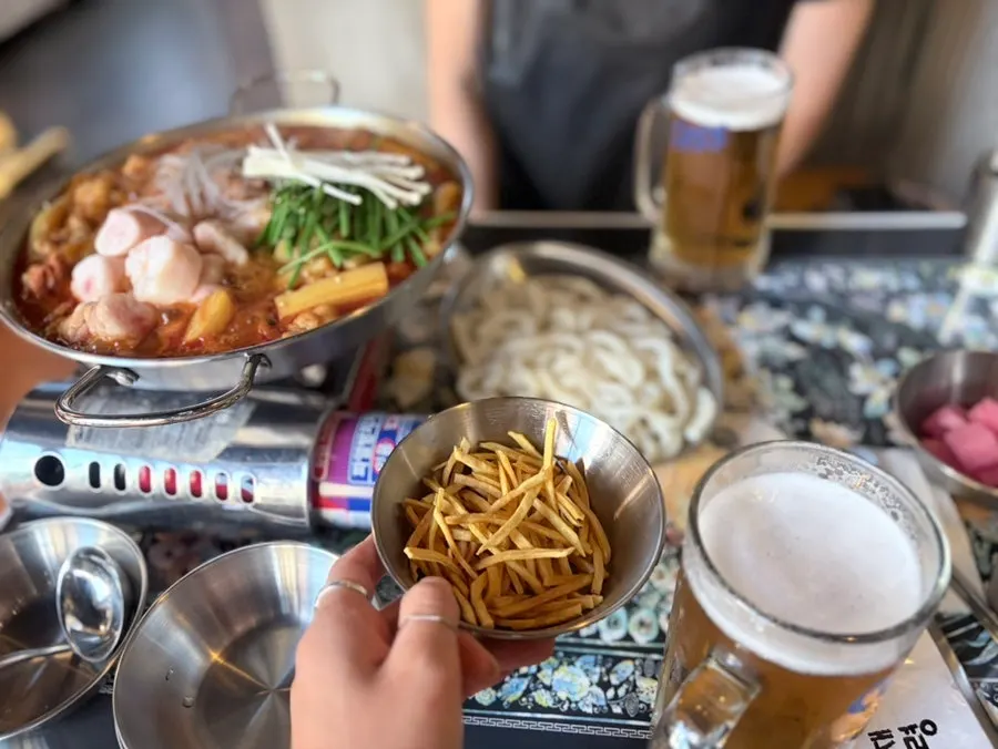 생맥주 잔을 부딪치는 모습