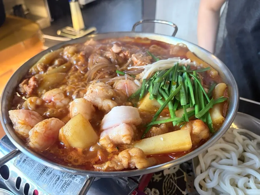 보글보글 끓는 곱도리탕 냄비