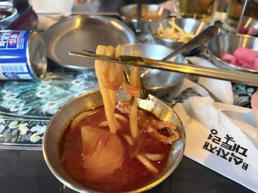 칼칼한 육수에 끓인 우동면