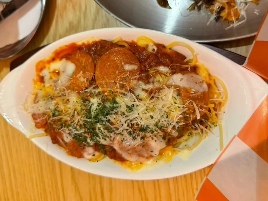 페페로니와 모짜렐라 올라간 토마토 스파게티