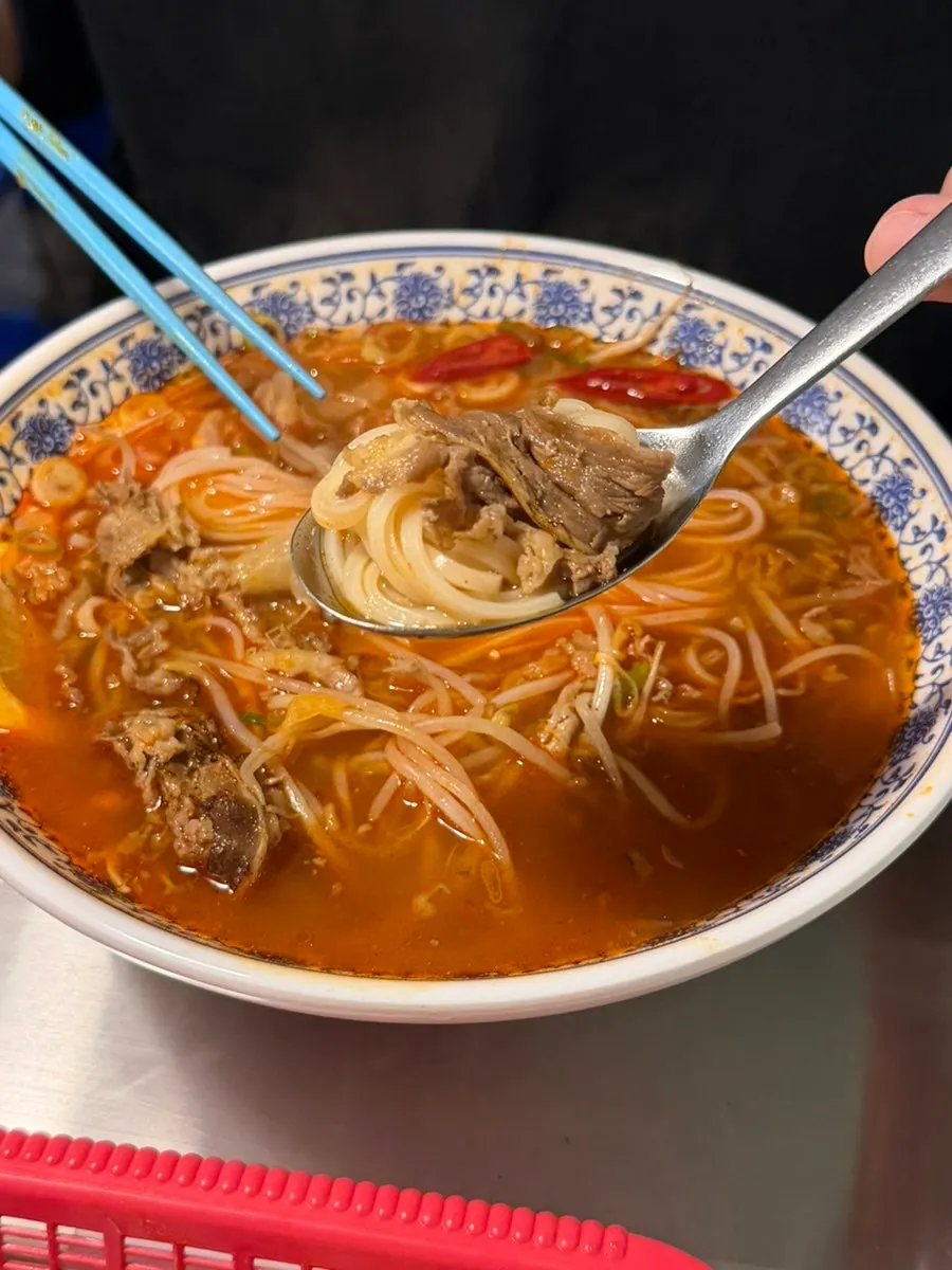 테이블에 차려진 우삼겹얼큰쌀국수와 분짜